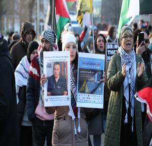 مسيرة في مدينة ديسلدورف الألمانية تطالب بالافراج عن الأسرى ووقف العدوان على غزة وانتهاكات المستعمرين بالضفة 